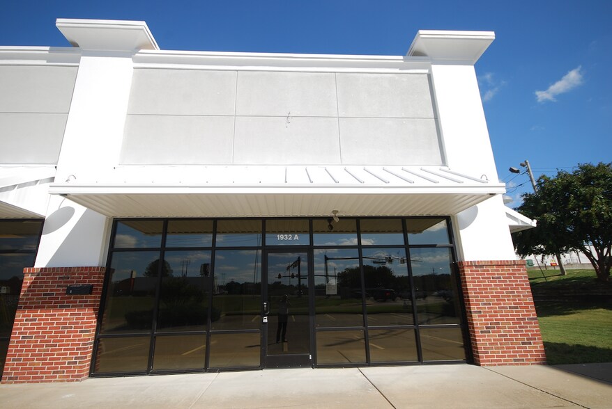 More Photos Of 1932 Highway 45 Byp, Jackson Storefront For Lease