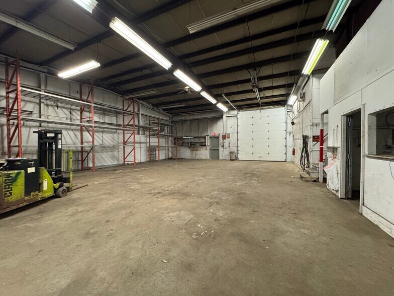 More Photos Of 9947 Express Dr, Highland Warehouse For Lease
