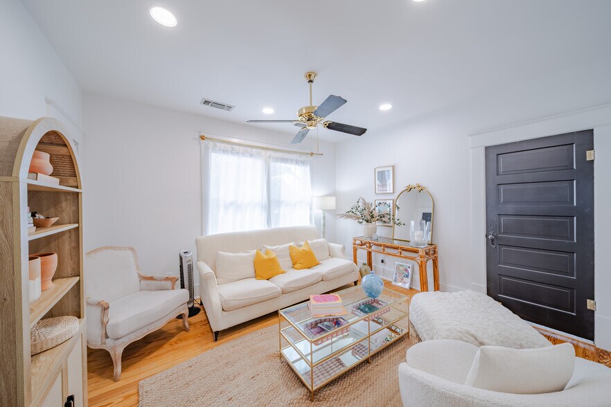 More Photos Of 729 N Bishop Ave, Dallas Office For Sale