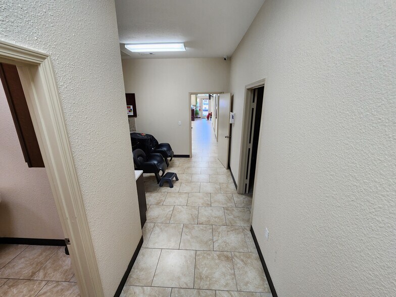 More Photos Of 417 E Parkwood Ave, Friendswood Office For Lease