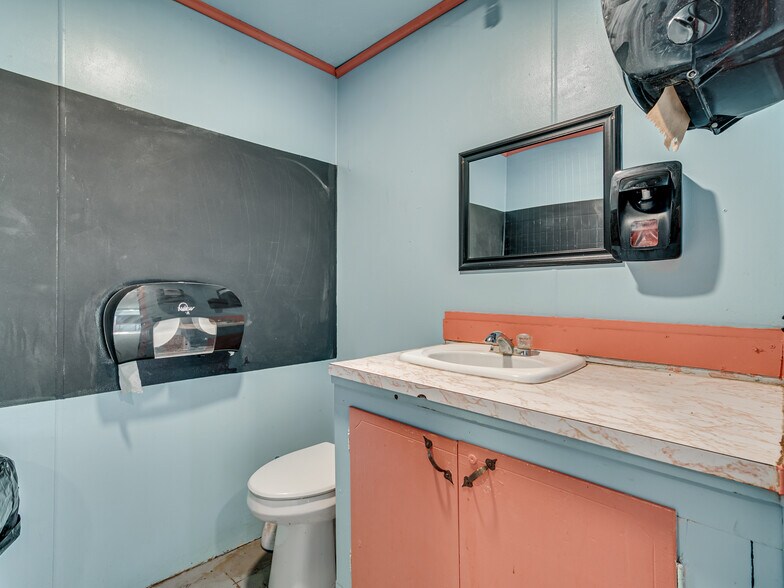 More Photos Of 16109 State Highway 33, Kingfisher Storefront Retail Office For Sale