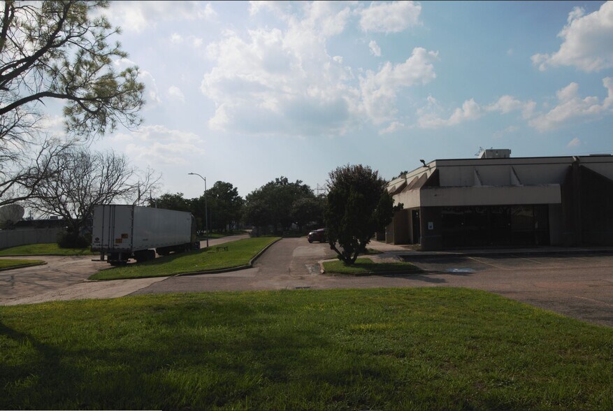 More Photos Of 10850 Wilcrest Dr, Houston Light Distribution For Lease