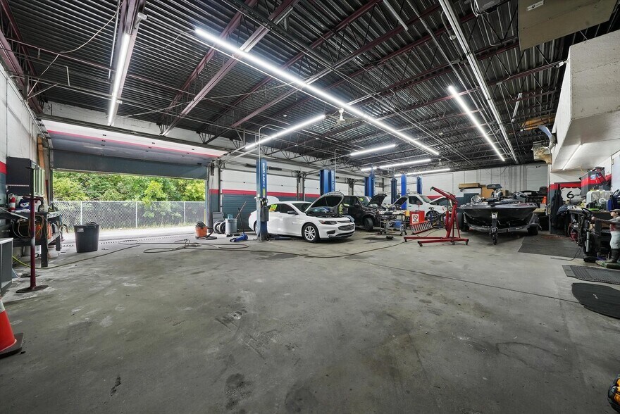 More Photos Of 2920 W 159th St, Markham Freestanding For Sale