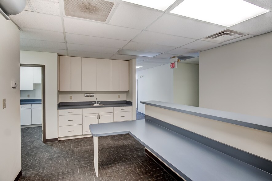 More Photos Of 1-19 E Pleasant St, Springfield Medical For Sale