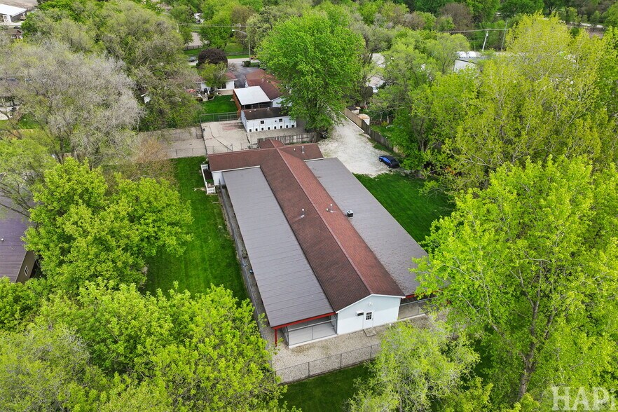 More Photos Of 4403 S Roberts Rd, Island Lake Veterinarian Kennel For Sale