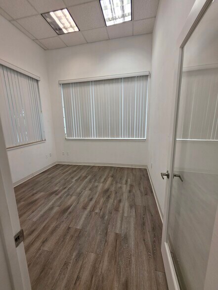 More Photos Of 7901 Kingspointe Pky, Orlando Showroom For Lease