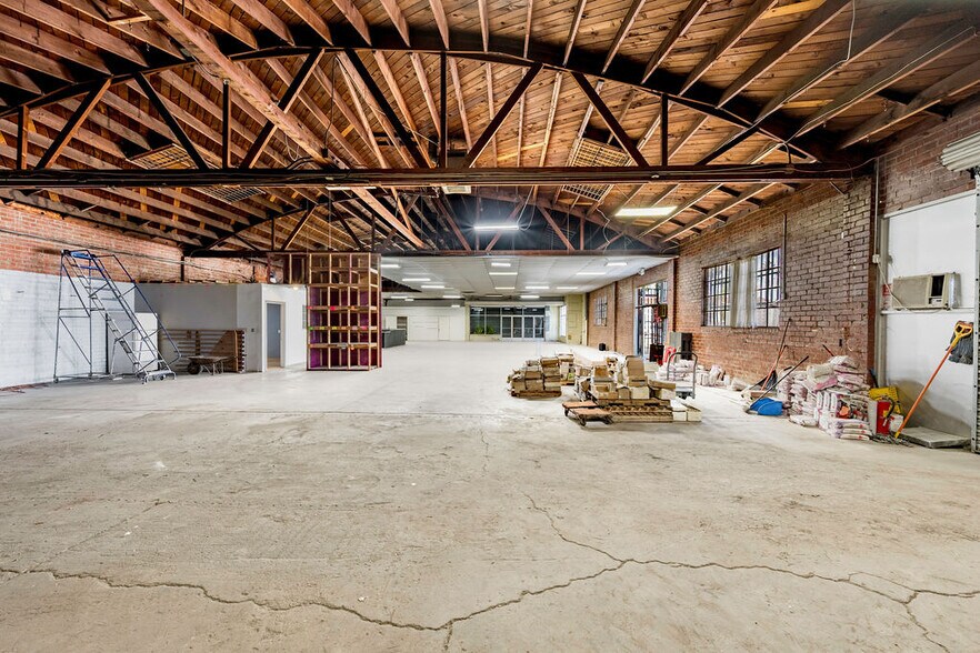 More Photos Of 5700 S Western Ave, Los Angeles Freestanding For Lease