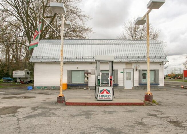 Primary Photo Of 9 Cockburn St, Berwick Service Station For Sale