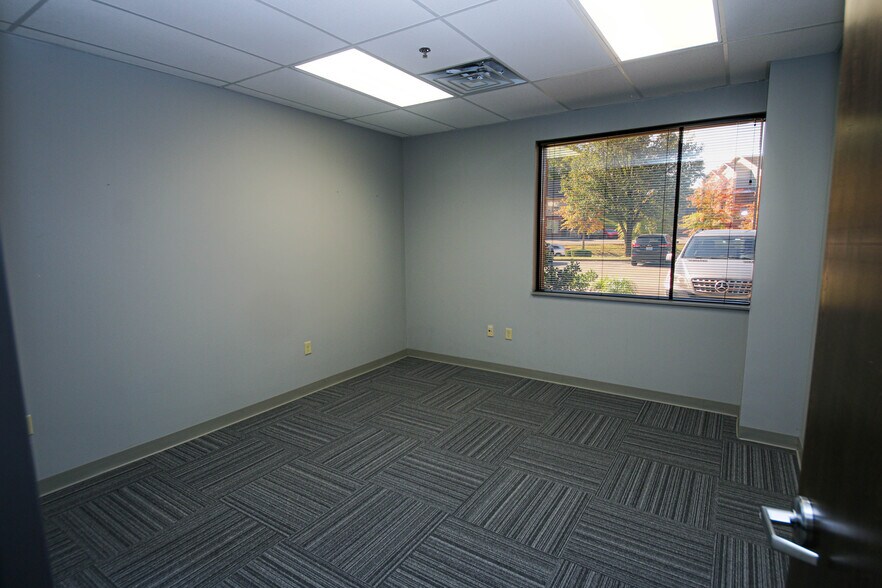 More Photos Of 825 Northgate Blvd, New Albany Office For Lease