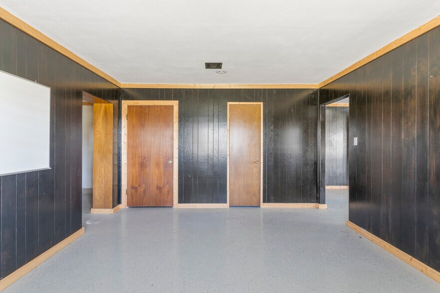 More Photos Of 600 W Cherry St, Cushing Warehouse For Lease