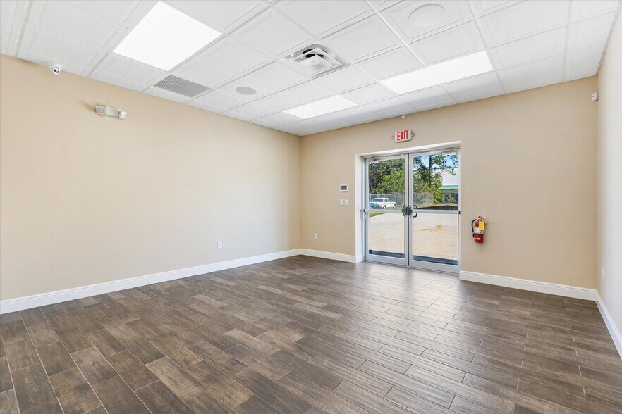 More Photos Of 1818 Greenleaf Ln, Leesburg Warehouse For Lease