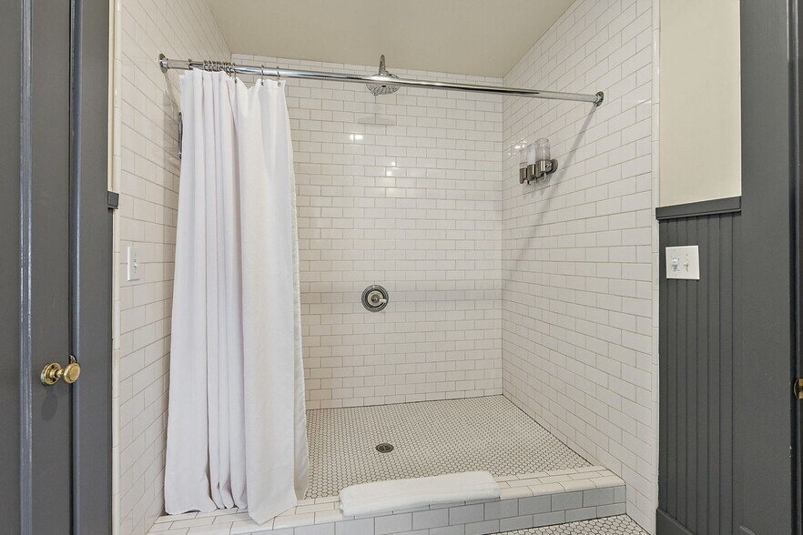 More Photos Of 455 N Oregon St, Jacksonville Hospitality For Sale