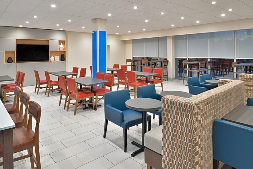 More Photos Of 2776 Destination Pky, Orlando Hotel For Sale