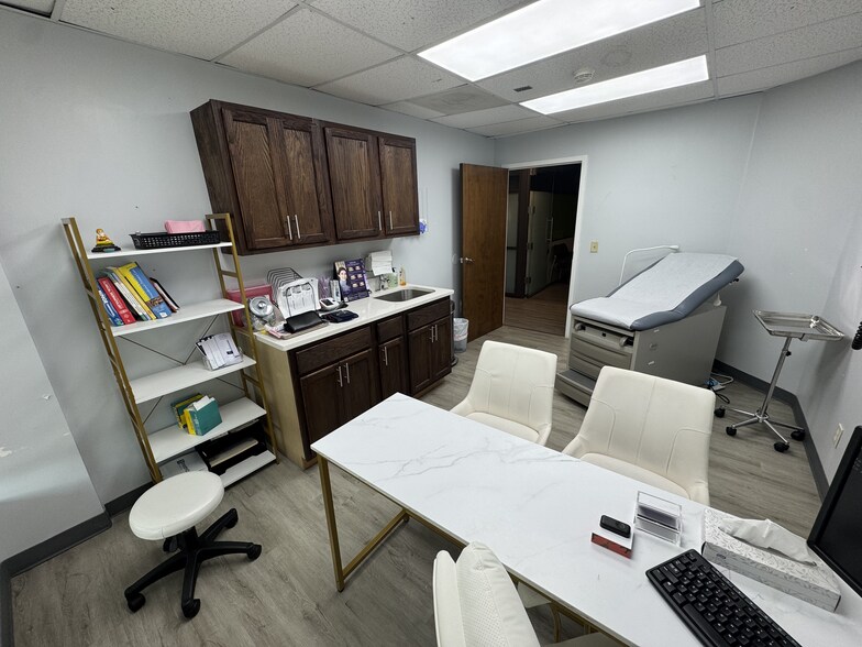 More Photos Of 6584 Poplar Ave, Memphis Medical For Lease