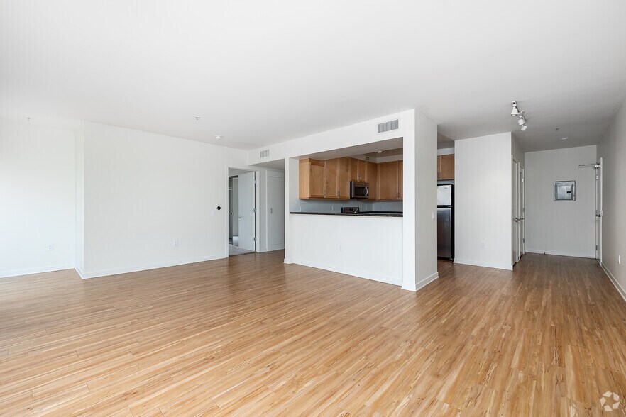 More Photos Of 214 Santa Monica Blvd, Santa Monica Apartments For Lease