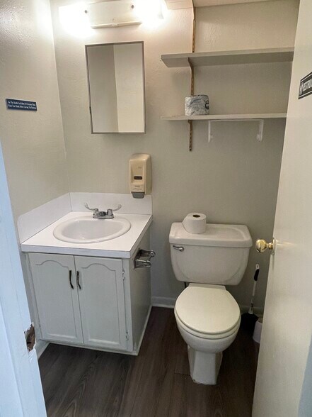 More Photos Of 204 W Coombs St, Alvin Medical For Lease