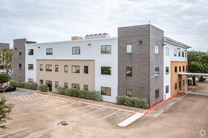 More Photos Of 800 Peakwood Dr, Houston Unknown For Lease