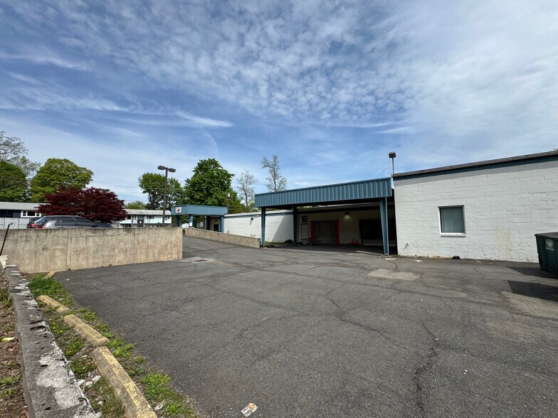 More Photos Of 195 Hudson St, Cornwall-on-Hudson Distribution For Lease