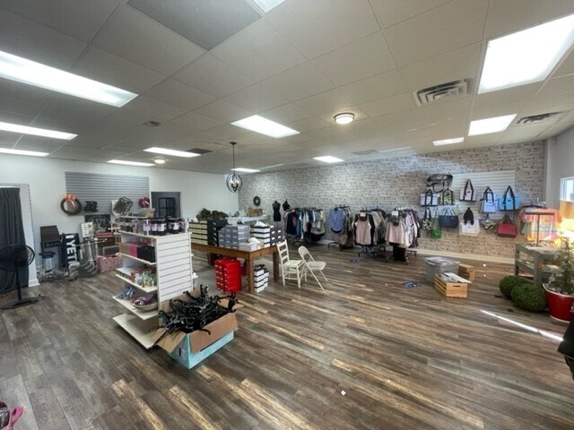 More Photos Of 112-118 Pointe South Dr, Randleman Storefront For Lease