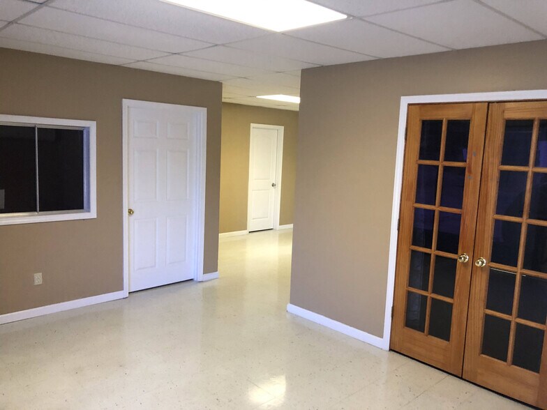 More Photos Of 2016 N Westwood Blvd, Poplar Bluff Freestanding For Sale