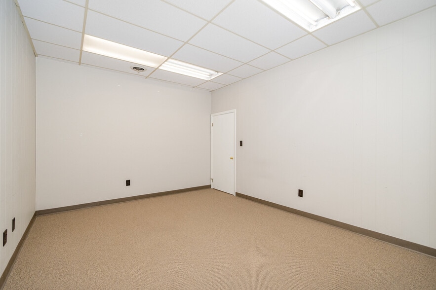 More Photos Of 3718 Old Battleground Rd, Greensboro Flex For Sale