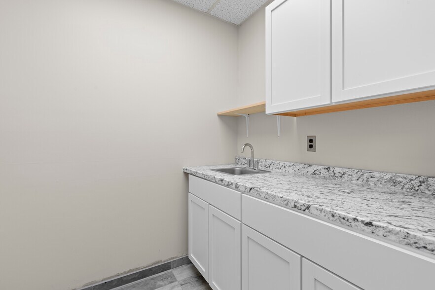 More Photos Of 961-971 Oakwood Dr, Rochester Medical For Lease