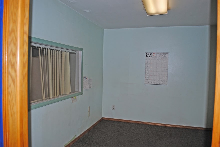 More Photos Of 223-227 S Main St, Wagoner Warehouse For Sale