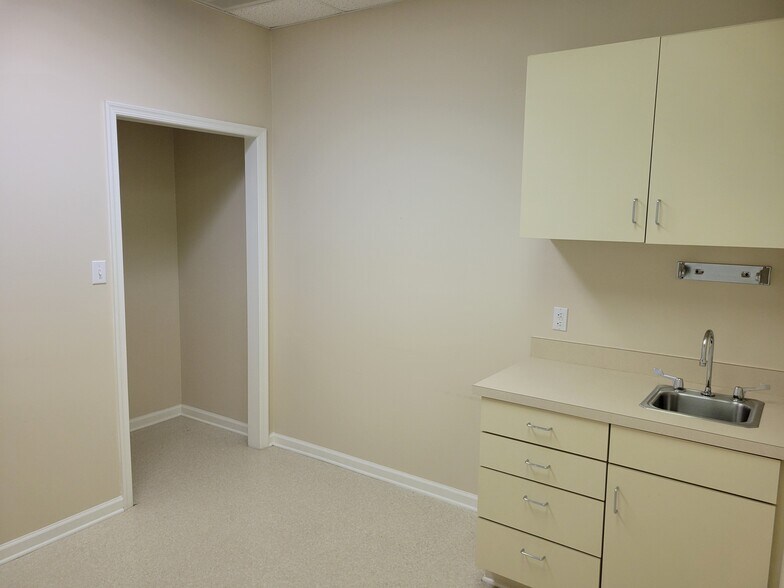 More Photos Of 729 Thimble Shoals Blvd, Newport News Medical For Sale