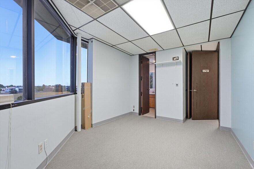 More Photos Of 1669 W Avenue J, Lancaster Medical For Lease
