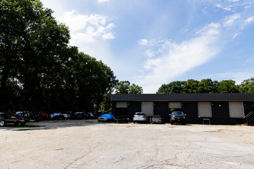 More Photos Of 860 W Main St, Spartanburg Light Distribution For Sale
