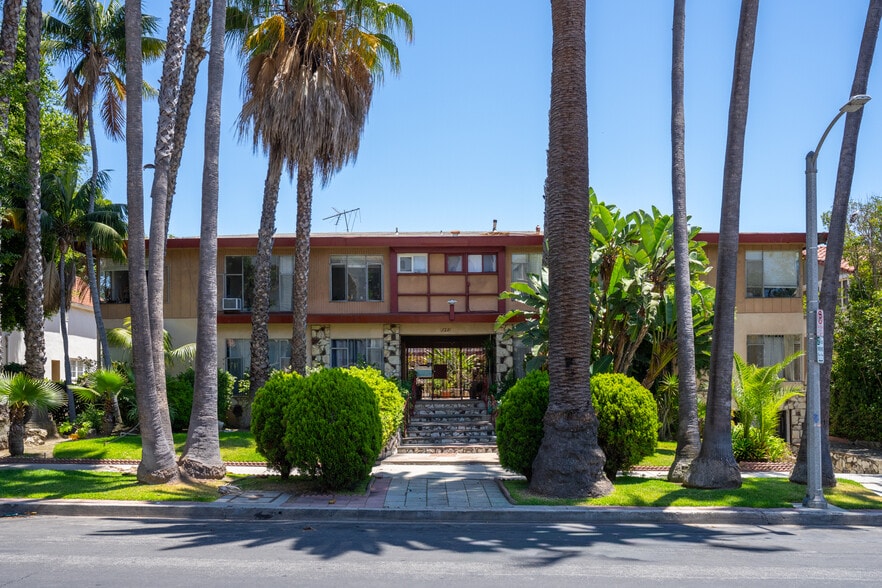Primary Photo Of 720 S Plymouth Blvd, Los Angeles Apartments For Sale
