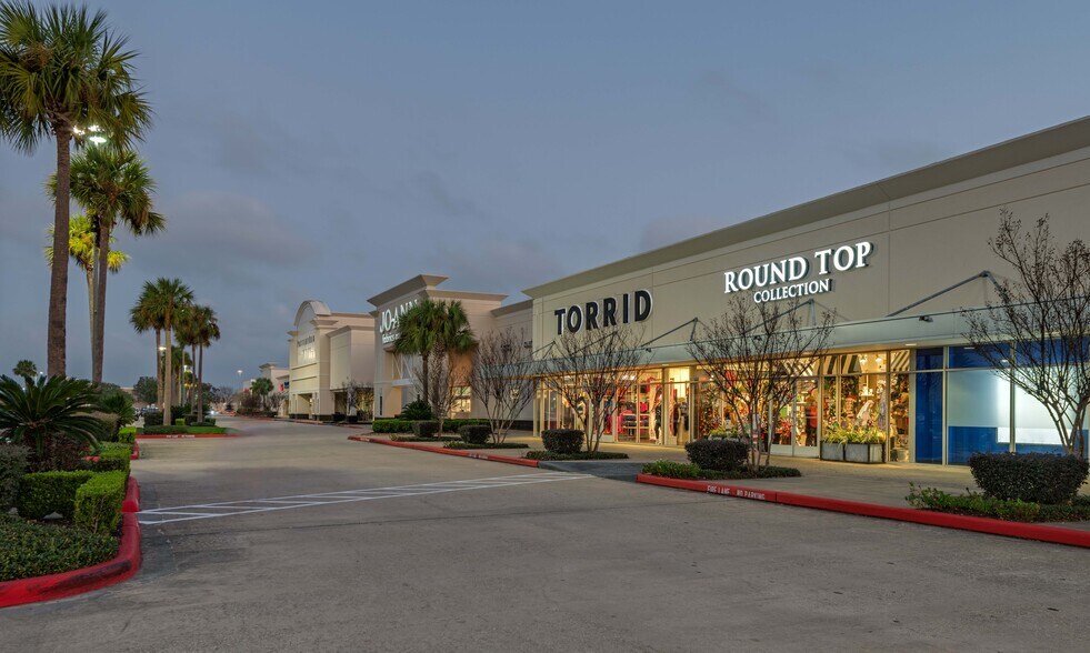 More Photos Of 1501-1549 W Bay Area Blvd, Webster Unknown For Lease