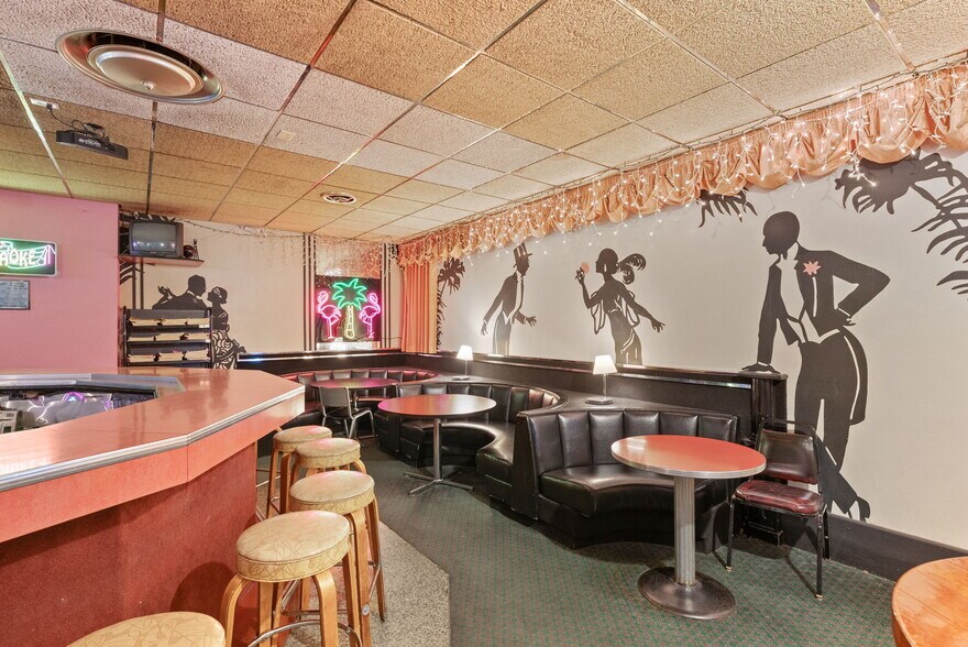 More Photos Of 36 W 4th St, Dubuque Hotel For Sale