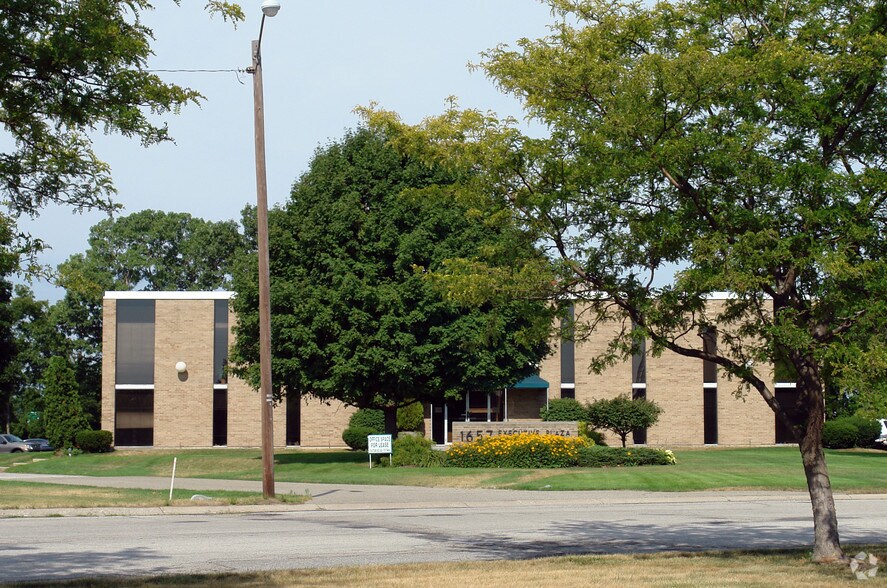 More Photos Of 1657 Commerce Dr, South Bend Coworking Space