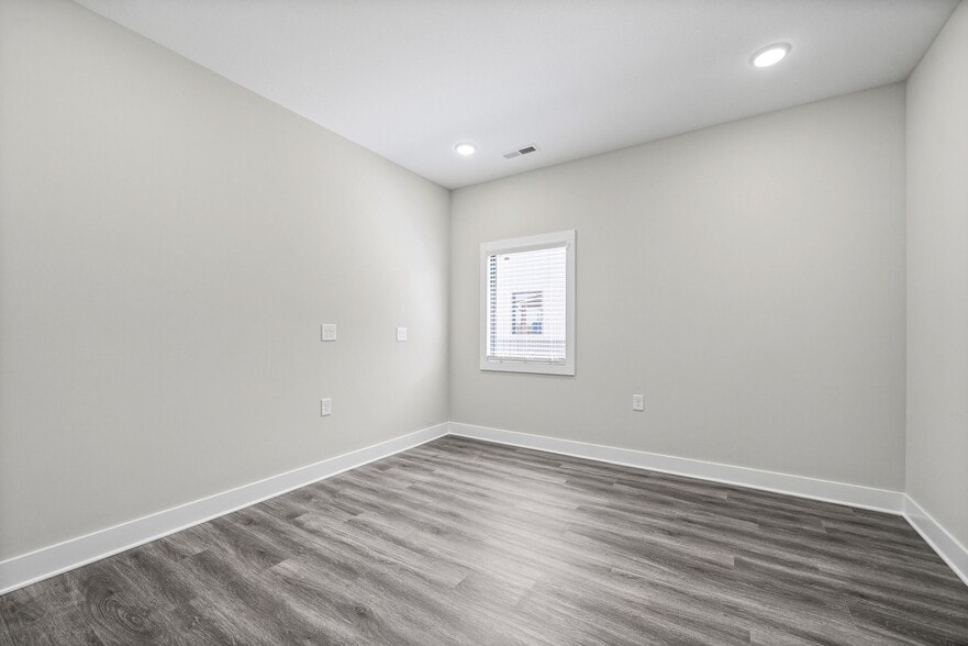 More Photos Of 1404 Dover Rd, Clarksville Office For Lease