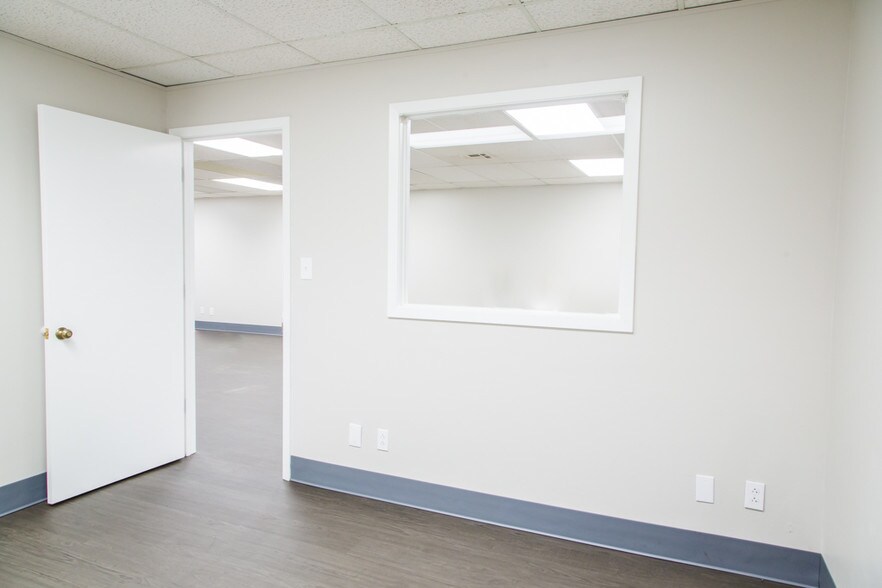 More Photos Of 10308 State Line Rd, Leawood Office For Lease