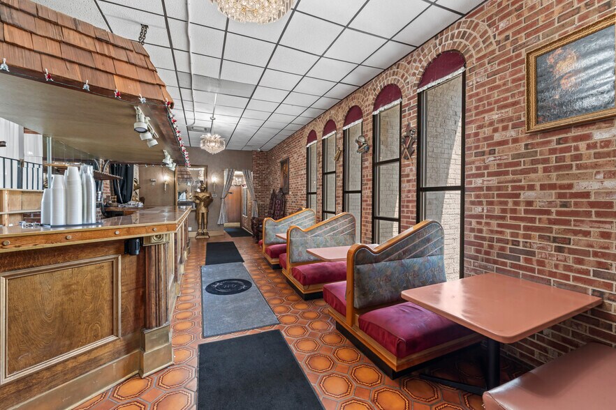 More Photos Of 10140 S Roberts Rd, Palos Hills Bar For Sale