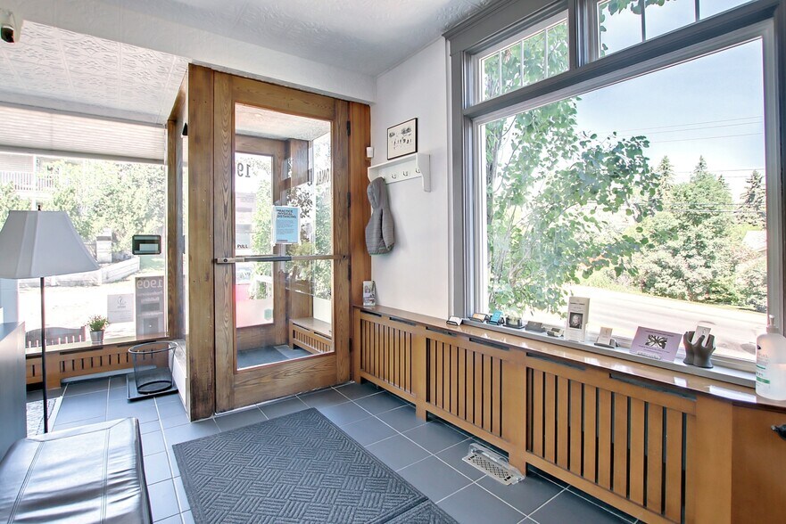 More Photos Of 1909 17th Ave SW, Calgary Office For Sale