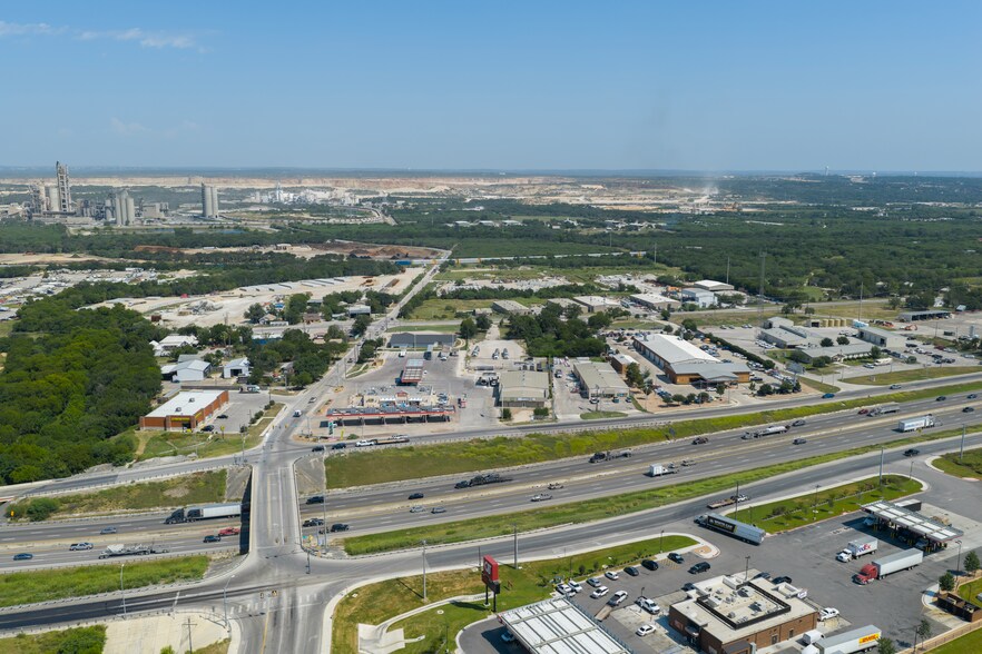 More Photos Of 4312 I 35 N Frontage rd, New Braunfels Distribution For Lease