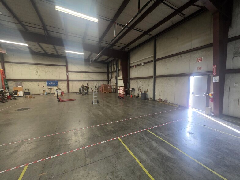 More Photos Of 709 Oak Hill Rd, Evansville Warehouse For Lease