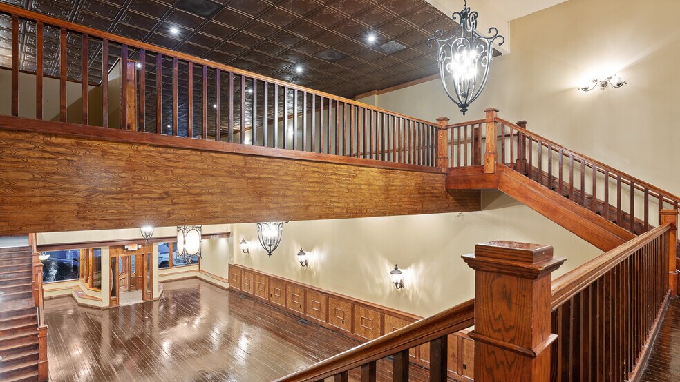 More Photos Of 117 W Walnut St, Rogers Restaurant For Lease