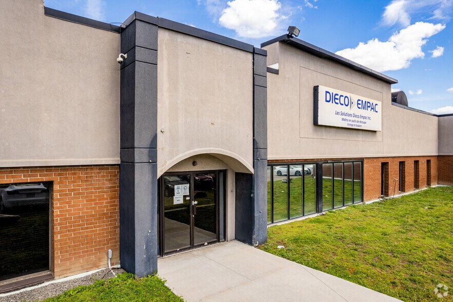 More Photos Of 2597-2635 Boul Le Corbusier, Laval Distribution For Lease