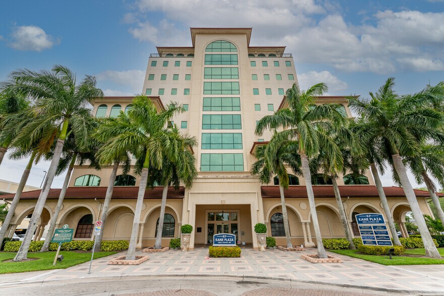 More Photos Of 1 S School Ave, Sarasota Medical For Lease