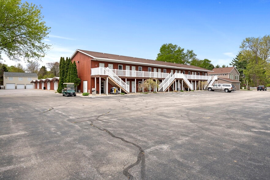 More Photos Of 612 N Lakeshore Dr, Ludington Hotel For Sale