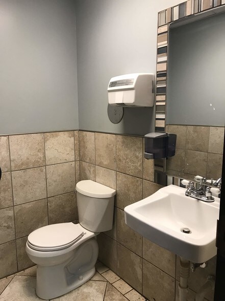 More Photos Of 6780 Southwest Ave, Saint Louis Flex For Lease