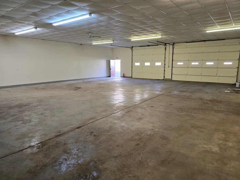 More Photos Of 700 Main St, Elsmere Warehouse For Lease