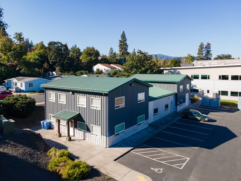 More Photos Of 200 N Wasco Ct, Hood River Warehouse For Lease