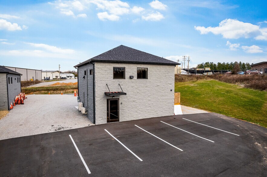 More Photos Of 240 Hub Circle, Cookeville Showroom For Lease