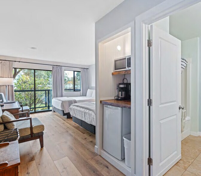 More Photos Of 542 Campbell St, Tofino Hotel For Sale