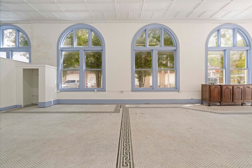 More Photos Of 106 W Oak St, Arcadia Storefront For Sale